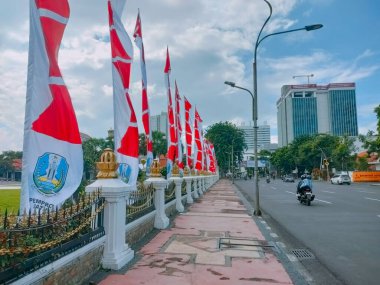 Surabaya - Endonezya, 28 Nisan 2024.Pennant bayrağı (umbul-umbul) Doğu Java valisinin resmi ikamet yeri olan Grahadi Binası 'nda kuruldu ve dalgalandı..