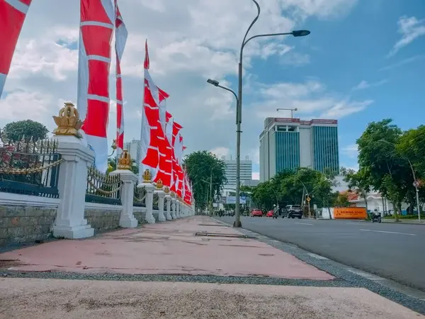 Surabaya - Endonezya, 28 Nisan 2024.Pennant Kızıl ve Beyaz Bayrak bayrağı Doğu Java valisinin resmi konutu olan Grahadi Binası 'na asıldı ve dalgalandı. Düşük seviye görünüm.