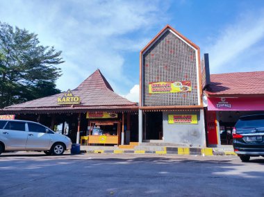 Brebes- Endonezya, 3 Temmuz 2024.Trans Java otoyolunun 260 B dinlenme alanındaki Batagor Bandung geleneksel gıda tezgahına bakış açısı. Cava kültürel joglo çatısı görünür.