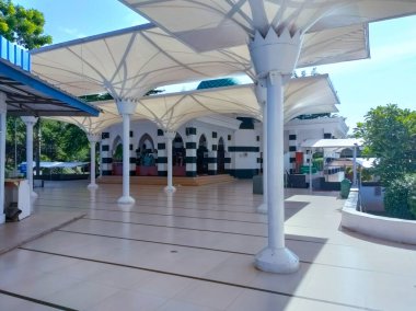 Brebes- Endonezya, 3 Temmuz 2024 Dinlenme alanındaki Martowidjojo Camii Trans Java paralı yolunun 260 B 'si ücretli yol kullanıcılarına ibadet etmek için Şemsiye Çadırı şeklindedir..