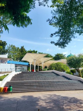 Brebes- Endonezya, 3 Temmuz 2024.Martowidjojo Camii Trans Java otobanının 260 B dinlenme alanında ücretli yol kullanıcılarına ibadet aracı olarak kullanılıyor..