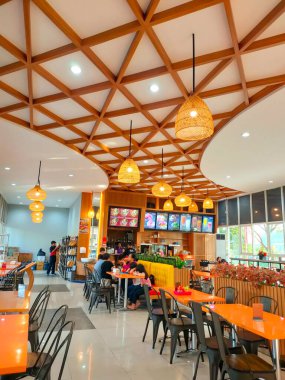 Ungaran - Endonezya, 7 Temmuz 2024 Dinlenme alanı KM 429 Trans Java ücretli geçiş yolunun A 'sı Dondurma Lokantasının İç Tasarımı.