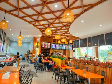 Ungaran - Endonezya, 7 Temmuz 2024 Dinlenme alanı KM 429 Trans Java ücretli geçiş yolunun A 'sı Dondurma Lokantasının İç Tasarımı.