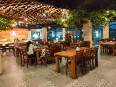 Batu - Endonezya, 20 Kasım 2021 Batu 'da bir restoranın yemek odasının öğleden sonraki atmosferi dış uzayın iç ve bahçesini harmanlıyor..