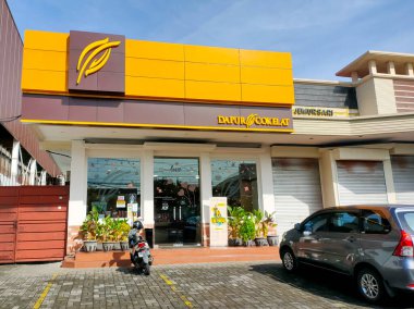 Surabaya - Endonezya, 7 Şubat 2023. Çikolatalı pasta dükkanının ön manzarası 
