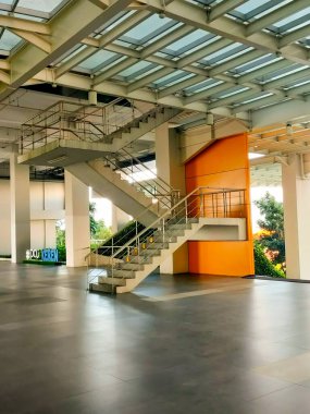 Surabaya - Endonezya, 2 Ağustos 2024.Petra Christian Üniversitesi 'nin Q konferans binasının acil durum merdivenlerine bakış açısı, tasarımı tamamlandı ve güzelce harmanlandı..