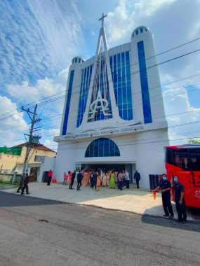 Surakarta - Endonezya, 6 Mayıs 2023 Hristiyan Kilisesi 'nin ön görüşü. Tasarım basit, modern ve görkemli..