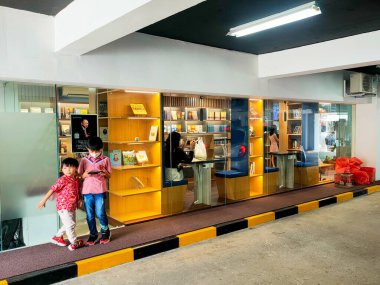 Surakarta - Endonezya, 6 Mayıs 2023 Hristiyan Kilisesi içindeki bir kitapçının atmosferi, kilise üyelerinin ihtiyaçlarını karşılamak için. Göz görünümü düzeyi.