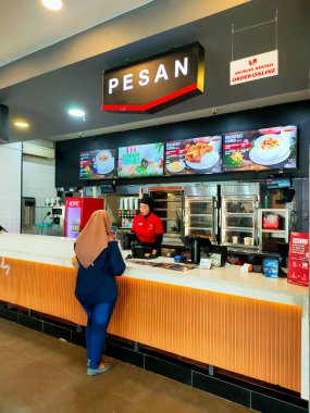 Surabaya - Endonezya, 27 Temmuz 2024 Surabaya 'daki KFC restoranlarından birinin müşteri hizmetleri alanının ön görüntüsü. Ziyaretçiler için genç, çağdaş ve çekici bir tasarıma sahip. Göz görünümü düzeyi.