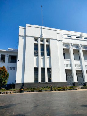 Çeşitli eski koloni tarzı binaların mimari ayrıntıları hala iyi korunmuş durumda ve mimari çalışmaların güzelliğine katkı sağlıyor..