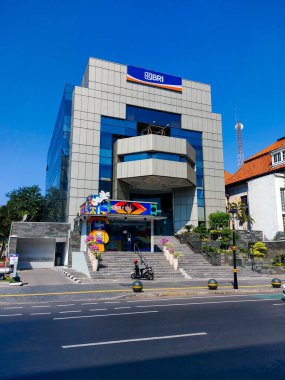 Surabaya - Endonezya, 20 Temmuz 2024 BRI Bank binasının sol görüşü, modern, basit, zarif bir tarzla.