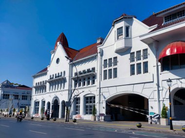 Surabaya - Endonezya, 20 Temmuz 2024 Otel Arcadia 'nın yan girişi, hala orijinal şeklini, duvar kemerlerini ve diğer klasik aksesuarlarını koruyor..