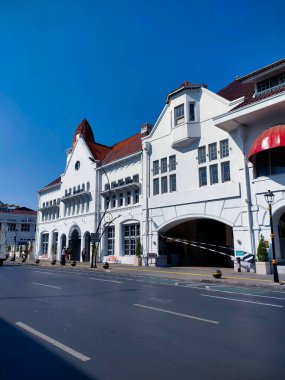 Surabaya - Endonezya, 20 Temmuz 2024 Otel Arcadia 'nın yan girişi, hala orijinal şeklini, duvar kemerlerini ve diğer klasik aksesuarlarını koruyor..