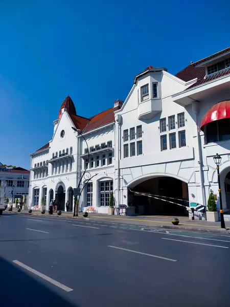 Surabaya - Endonezya, 20 Temmuz 2024 Otel Arcadia 'nın yan girişi, hala orijinal şeklini, duvar kemerlerini ve diğer klasik aksesuarlarını koruyor..