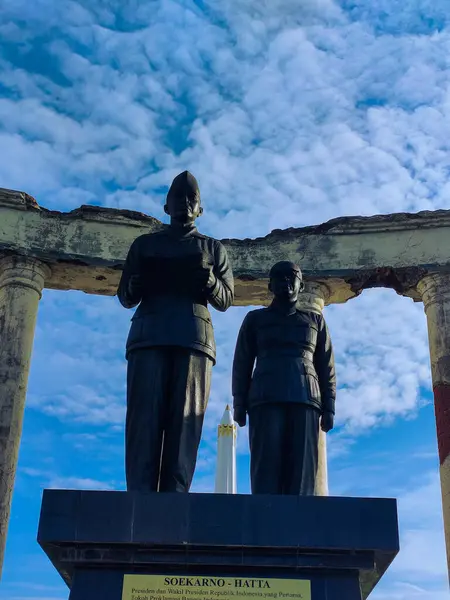 stock image Surabaya - Indonesia, April 18, 2024.Statue of Soekarno-Hatta, Indonesia's first President and Vice President, reading the proclamation of Indonesian independence. Low level front view