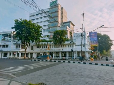 Malang - Endonezya, 17 Haziran 2024 Lafayette Cafe and Eatery manzaralı, Malang 'ın merkezinde eski bir koloni klasik binası kullanıyor..