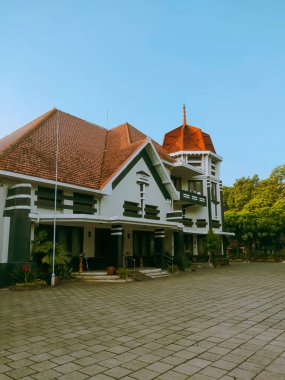 Malang - Endonezya, 17 Haziran 2024.Perspektif bakış açısı kilise olarak kullanılan Hollanda Koloni tarzı ev, sabah görüşü.