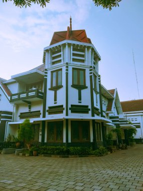 Malang - Endonezya, 17 Haziran 2024 Kule ve kilise olarak kullanılan Hollanda Kolonisi tarzı evin ayrıntıları sabah manzarası.