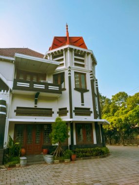 Malang - Endonezya, 17 Haziran 2024 Kule ve kilise olarak kullanılan Hollanda Kolonisi tarzı evin ayrıntıları sabah manzarası.