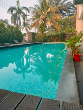 Malang 'da bir otelin yüzme havuzunun köşesinde. Sabah göz hizasında..