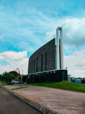 Surabaya - Endonezya, 18 Nisan 2024 Protestan Kilisesi 'nin ilginç görünüşü ve yüksek kilise kulesi. Sabah görüş seviyesinde..