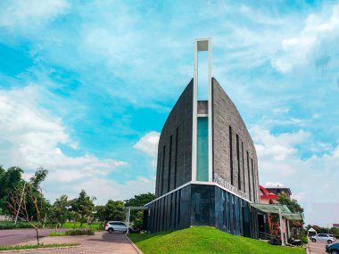 Surabaya - Endonezya, 18 Nisan 2024 Protestan Kilisesi 'nin ilginç bir görüntüsü ve uzun bir kilise kulesi. Sabah görüş seviyesinde..