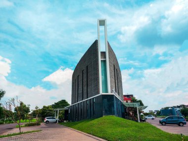 Surabaya - Endonezya, 18 Nisan 2024 Protestan Kilisesi 'nin ilginç bir görüntüsü ve uzun bir kilise kulesi. Sabah görüş seviyesinde..