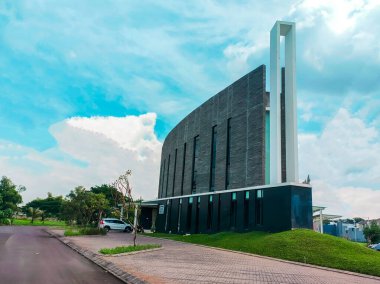 Surabaya - Endonezya, 18 Nisan 2024 Protestan Kilisesi 'nin ilginç görünüşü ve yüksek kilise kulesi. Sabah görüş seviyesinde..