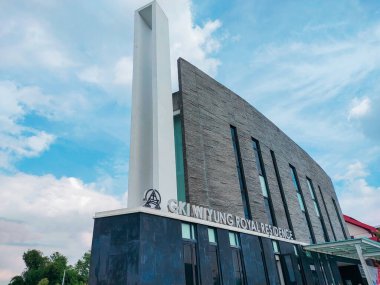 Surabaya - Endonezya, 18 Nisan 2024.Protestan Kilisesi 'nin ilginç bir görüntüsü ve uzun bir kilise kulesi. Sabah görüş seviyesinde..