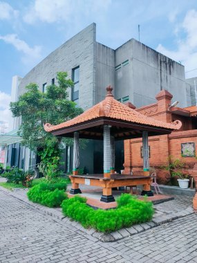 Surabaya - Endonezya, 18 Nisan 2024 Kraliyet Konağı 'ndaki Pura Sakti Raden Wijaya çardağının yakınına ahşap ve Hindu dekorasyonuyla yakın çekim. Sabah görüş seviyesinde..