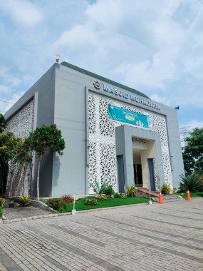 Surabaya - Endonezya, 18 Nisan 2024 Mücahidin Camii yazan bir cami. Bina beyaz renklidir ve birçok süsü vardır..