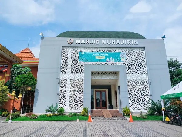 Surabaya - Endonezya, 18 Nisan 2024 Mücahidin Camii yazan bir cami. Bina beyaz renklidir ve birçok süsü vardır..