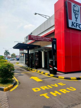 Sidoarjo - Endonezya, 22 Nisan 2024 KFC fast food restoranında. Paralı yol dinlenme yerindeki restoran..
