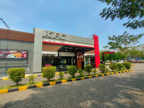 Sidoarjo - Endonezya, 22 Nisan 2024 KFC fast food restoranında. Paralı yol dinlenme yerindeki restoran..