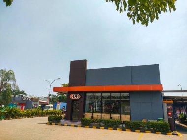 Sidoarjo - Endonezya, 22 Nisan 2024, paralı yol dinlenme alanındaki AW fast food restoranının önü. Güneşli bir öğleden sonra, göz hizası manzarası.