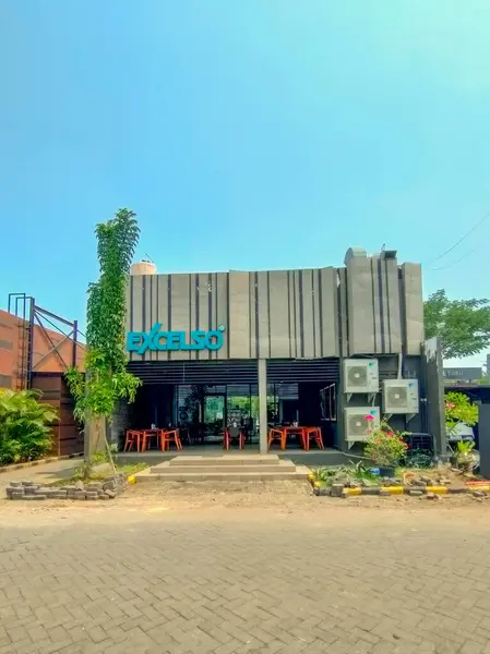 Sidoarjo - Endonezya, 22 Nisan 2024, Paralı yol dinlenme alanındaki Excelso kafe dükkanının arka manzarası. Güneşli bir öğleden sonra, göz hizası manzarası.