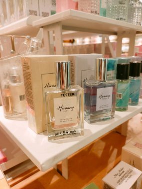 Sidoarjo - Endonezya, 9 Haziran 2024.Parfüm şişeleri, ziyaretçi çekmek amacıyla kadın ve gençlik ekipman mağazalarında vitrin ve dekorasyon olarak sergilenmektedir..