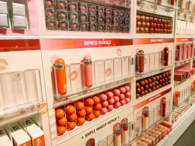 Surabaya - Endonezya, 9 Haziran 2024 Bir dizi ruj vitrin olarak sergilendi ve aynı zamanda bir kadın ve genç kadın teçhizat mağazasını dekore etti..