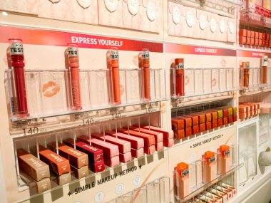 Surabaya - Endonezya, 9 Haziran 2024 Bir dizi ruj vitrin olarak sergilendi ve aynı zamanda bir kadın ve genç kadın teçhizat mağazasını dekore etti..