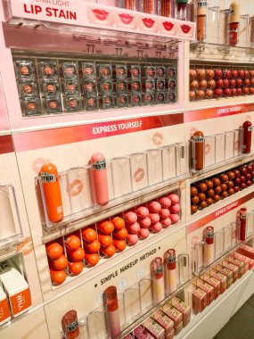 Surabaya - Endonezya, 9 Haziran 2024 Bir dizi ruj vitrin olarak sergilendi ve aynı zamanda bir kadın ve genç kadın teçhizat mağazasını dekore etti..