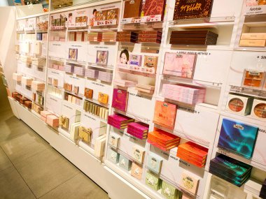 Surabaya - Endonezya, 9 Haziran 2024. Göz farı teşhisi, ziyaretçileri cezbetmek için kadın ve genç kadın ekipman mağazasında bir dekor ve bir vitrin olarak gösterildi..