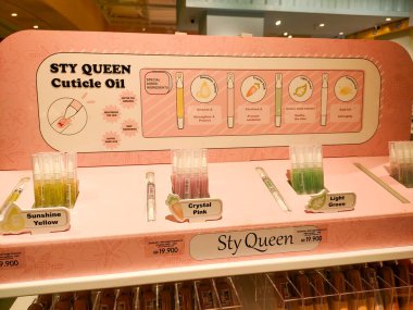 Surabaya - Endonezya, 9 Haziran 2024 tarihli Tırnak yağı sergisi ve aynı zamanda ziyaretçi çekmek için kadın ve genç kadın ekipman mağazalarında süslemeler olarak sergilenmektedir..