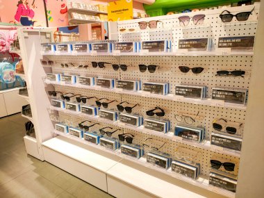 Surabaya - Endonezya, 15 Ağustos 2024 Kadın ve genç kızlar için bir mağazada çeşitli güneş gözlükleri sıralanmıştır..