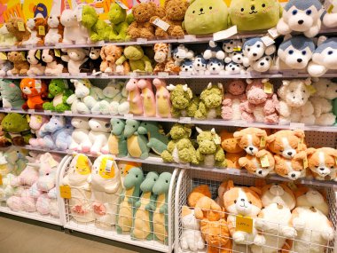 Surabaya - Endonezya, 15 Ağustos 2024 Kadınlar ve genç kızlar için bir mağazadaki çekici raflarda düzenlenmiş çeşitli oyuncak bebekler.