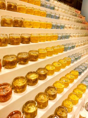 Surabaya - Endonezya, 15 Ağustos 2024 Kadın ve genç kızlar için bir mağazada renkli raflara yerleştirilmiş tırnak cilası şişeleri.