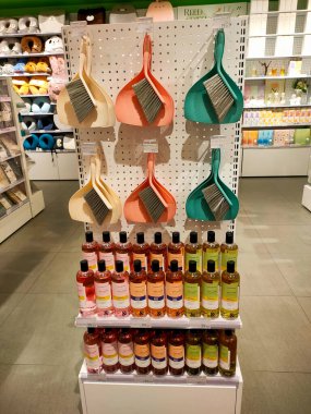 Surabaya - Endonezya, 15 Ağustos 2024 Kadınlar ve genç kızlar için bir mağazanın çekici raflarında çeşitli süpürge ve tırmıklar düzenlendi.