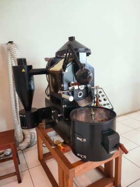 Ambarawa - Endonezya, 3 Temmuz 2024.Kahve Kızartma Makinesinin önü Ambarawa, Central Java, Endonezya 'daki efsanevi restoranlardan birinde sergileniyor..