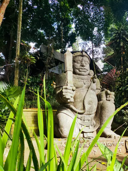 Ambarawa - Endonezya, 3 Temmuz 2024 Cava kültüründe bir Gopala heykeli, Ambarawa, Central Java, Endonezya 'daki efsanevi restoranlardan birinde, kapıyı koruyan bir dev..