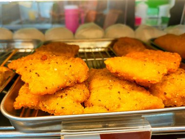 Kemiksiz Çıtır Tavuk sıcak bir vitrinde satılır..