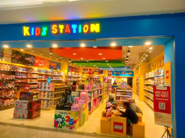 Surabaya, Endonezya, 8 Eylül 2023, Kidz İstasyonu çekici bir tasarımı olan bir çocuk oyuncağı mağazasının ön görüntüsü, ziyaretçileri çekmek için..